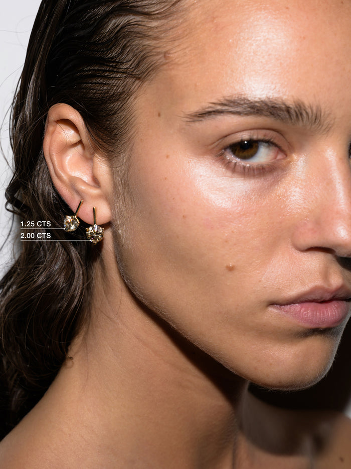 HENDRY ROUND-CUT BAR STUD EARRING IN HONEY MOISSANITE, STERLING SILVER